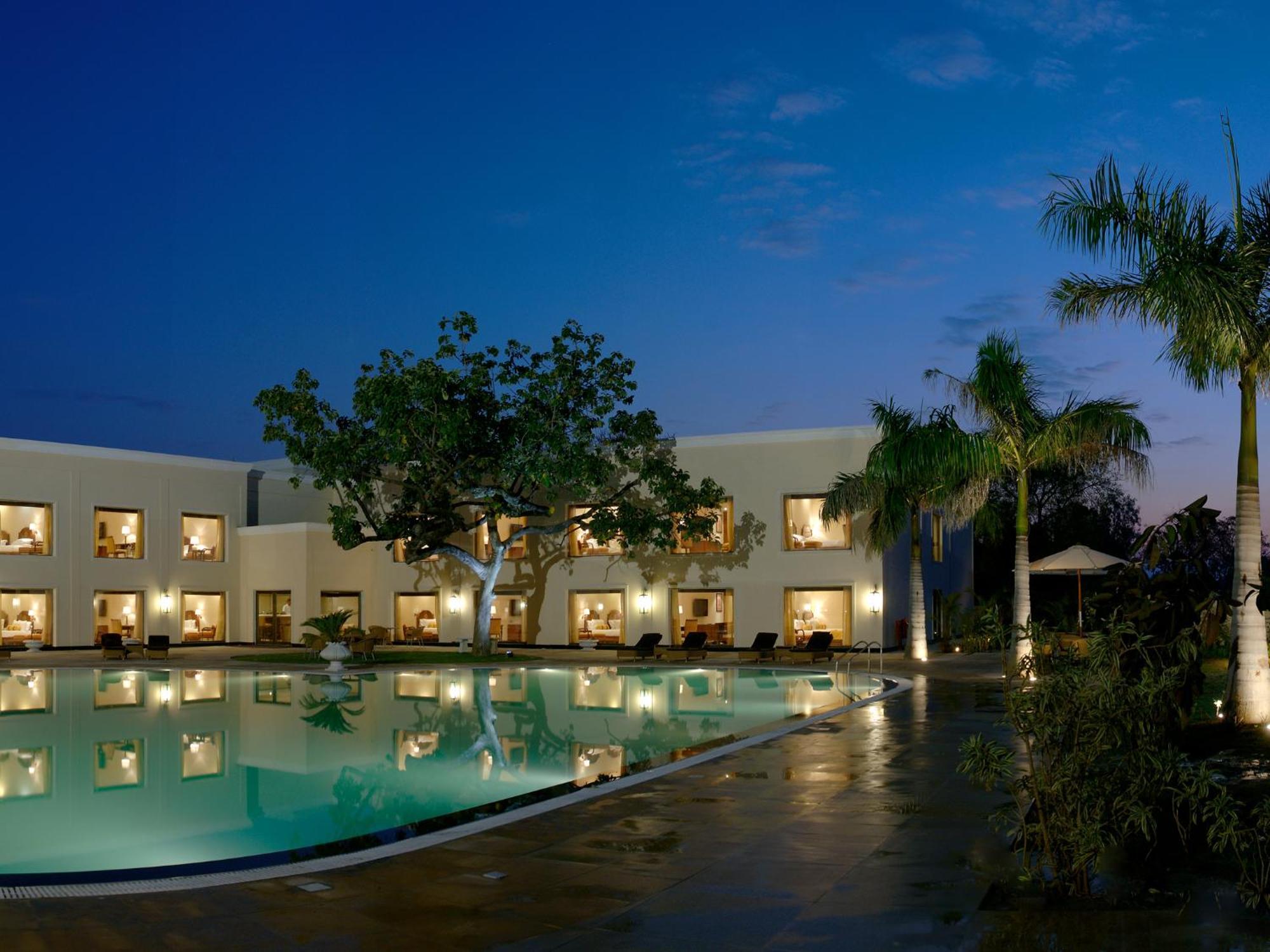 The Lalit Temple View Hotel Khajuraho Exterior photo