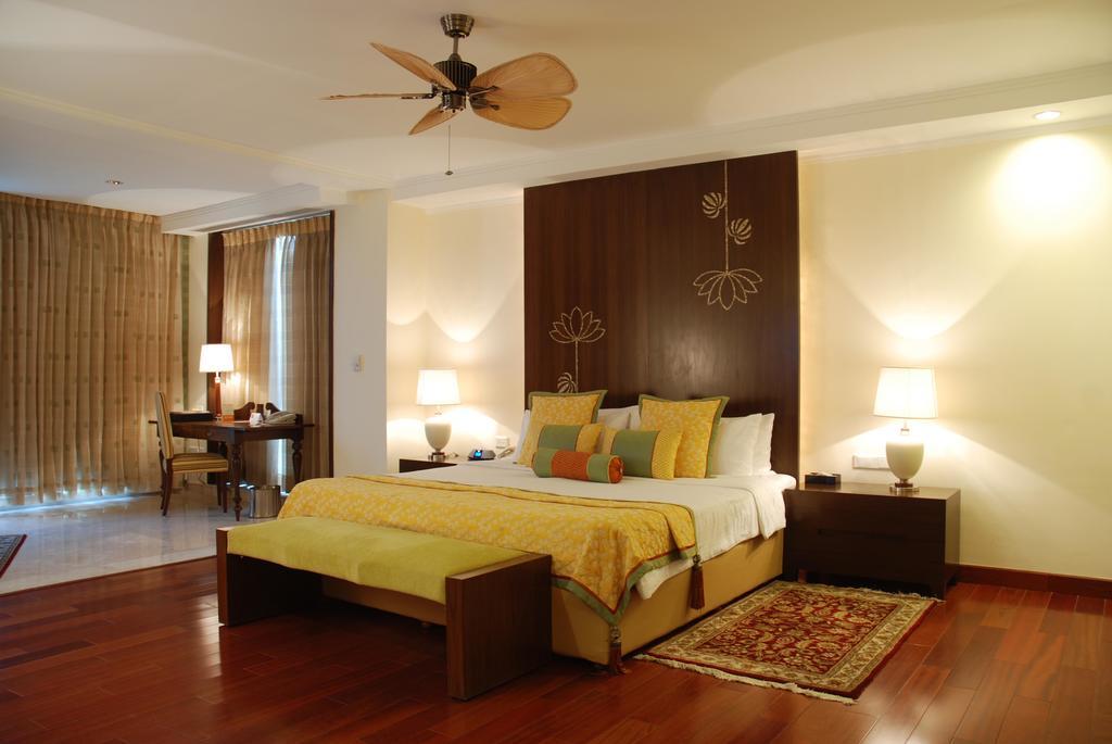 The Lalit Temple View Hotel Khajuraho Exterior photo