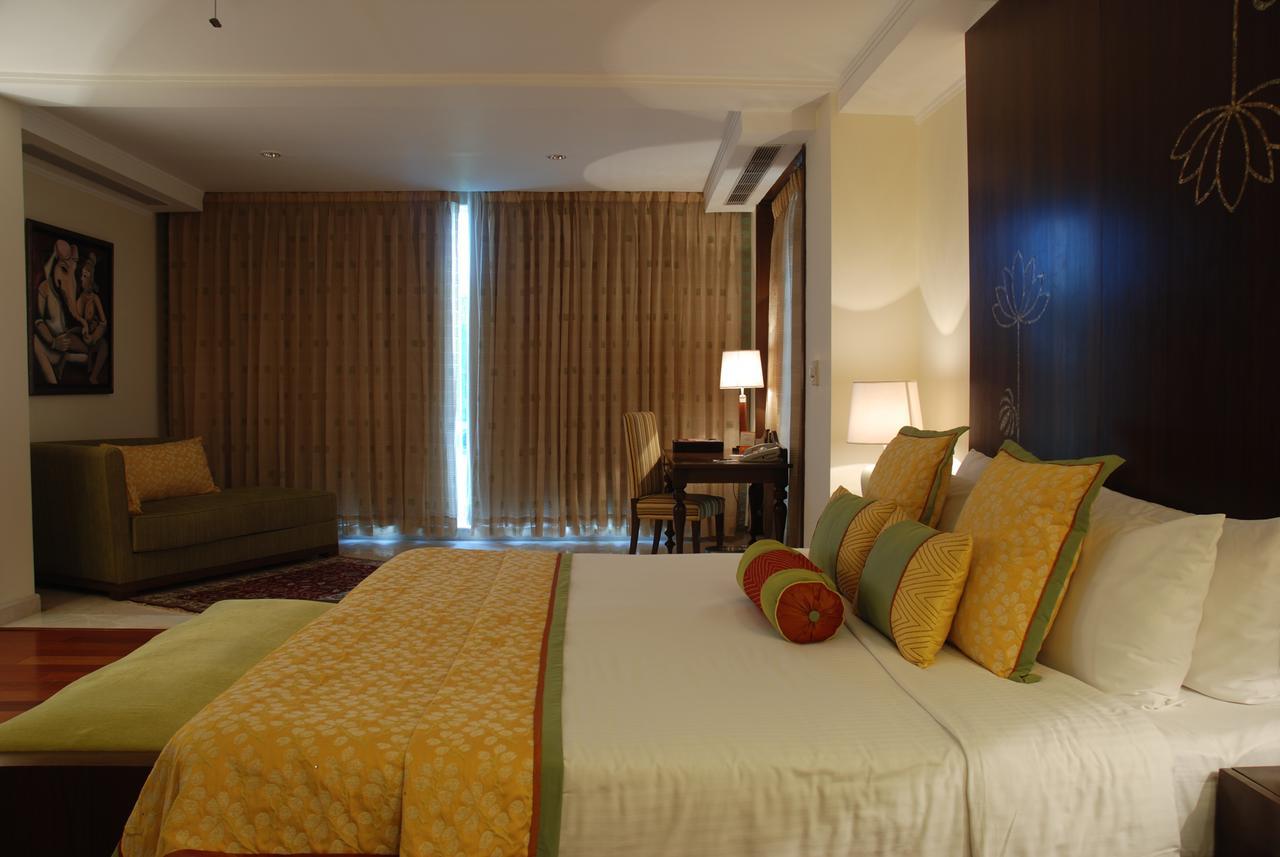 The Lalit Temple View Hotel Khajuraho Exterior photo