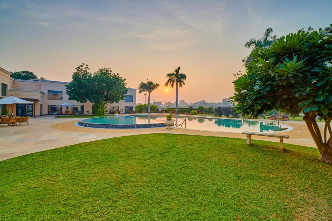 The Lalit Temple View Hotel Khajuraho Exterior photo